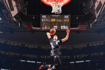 开云体育APP下载-幻蓝极光，当巴林夜幕为一位局外人绽放