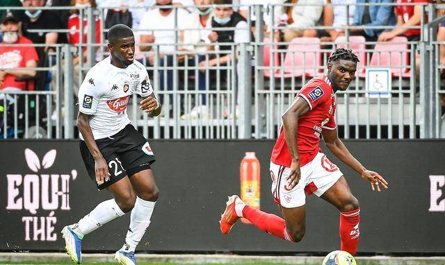 开云体育在线-布雷斯特主场遭遇失败，保级形势严峻