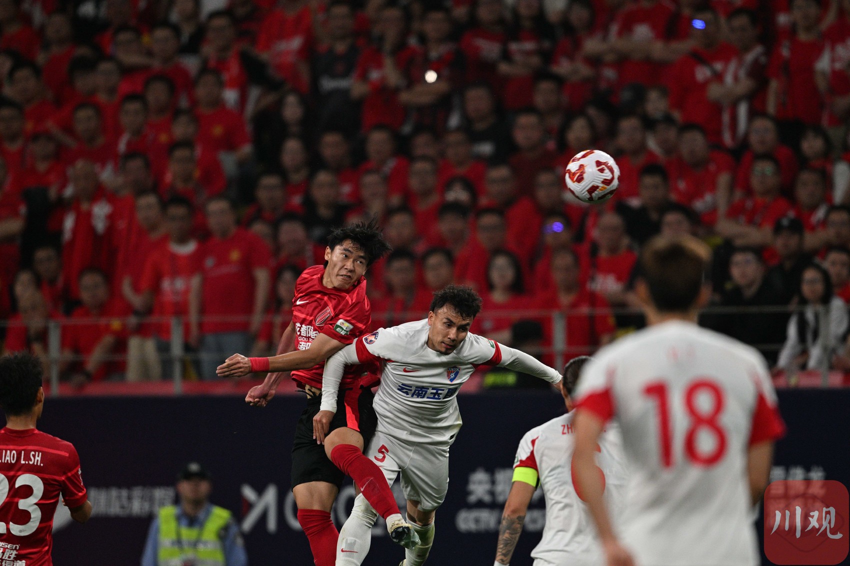 开云体育在线-足球比赛全面开战，球员技艺妙不可言