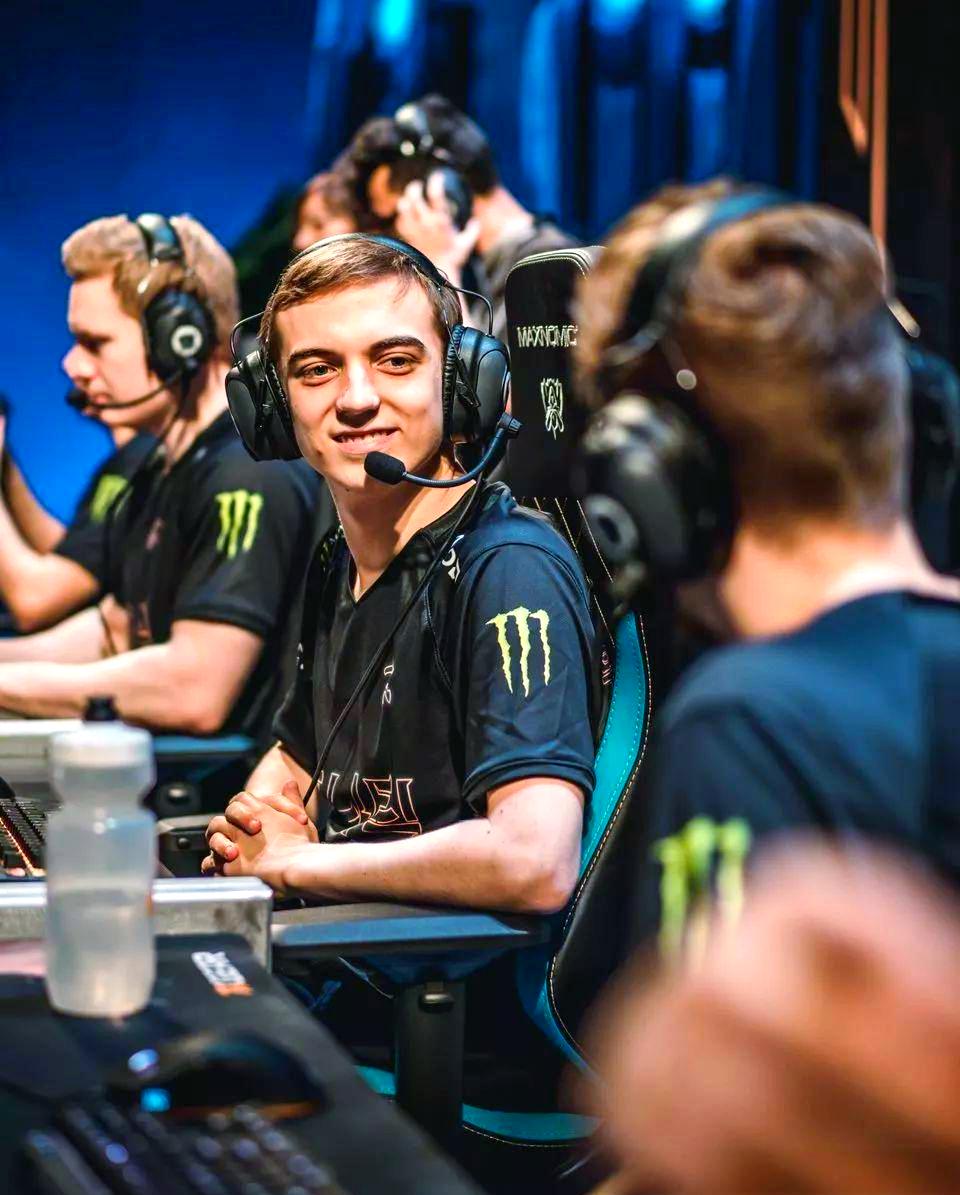 开云体育入口-FNC血洗DFM,Peanut完成史诗逆转鏖战多局全球总决赛,技惊四座