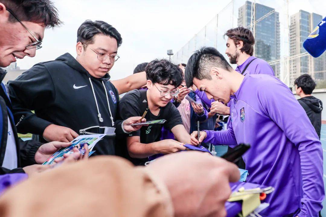 开云体育官方网站-火爆的比赛现场吸引了大批球迷观看,气氛热烈的简单介绍