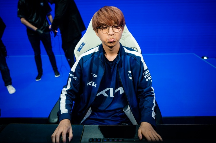 开云体育app-BRO横扫FLY，Hanssama关键团战开团秒人激烈交锋四强赛，点燃全场激情的简单介绍