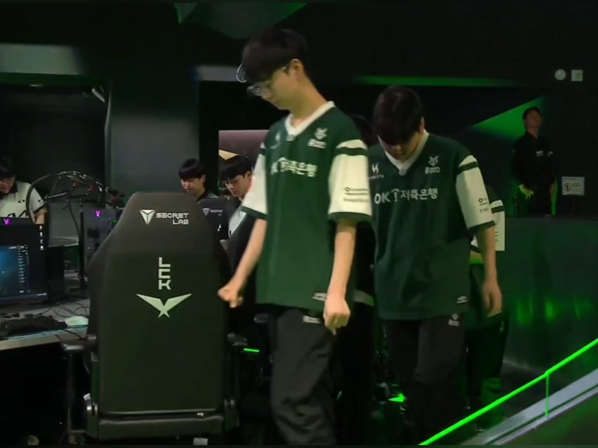 开云体育app-BRO横扫FLY，Hanssama关键团战开团秒人激烈交锋四强赛，点燃全场激情的简单介绍