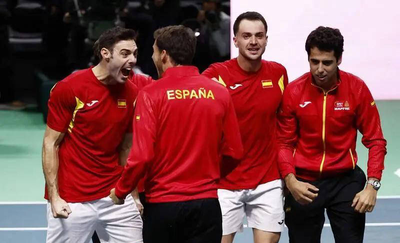 开云APP-西班牙横扫曼联，马丁内利带队取胜