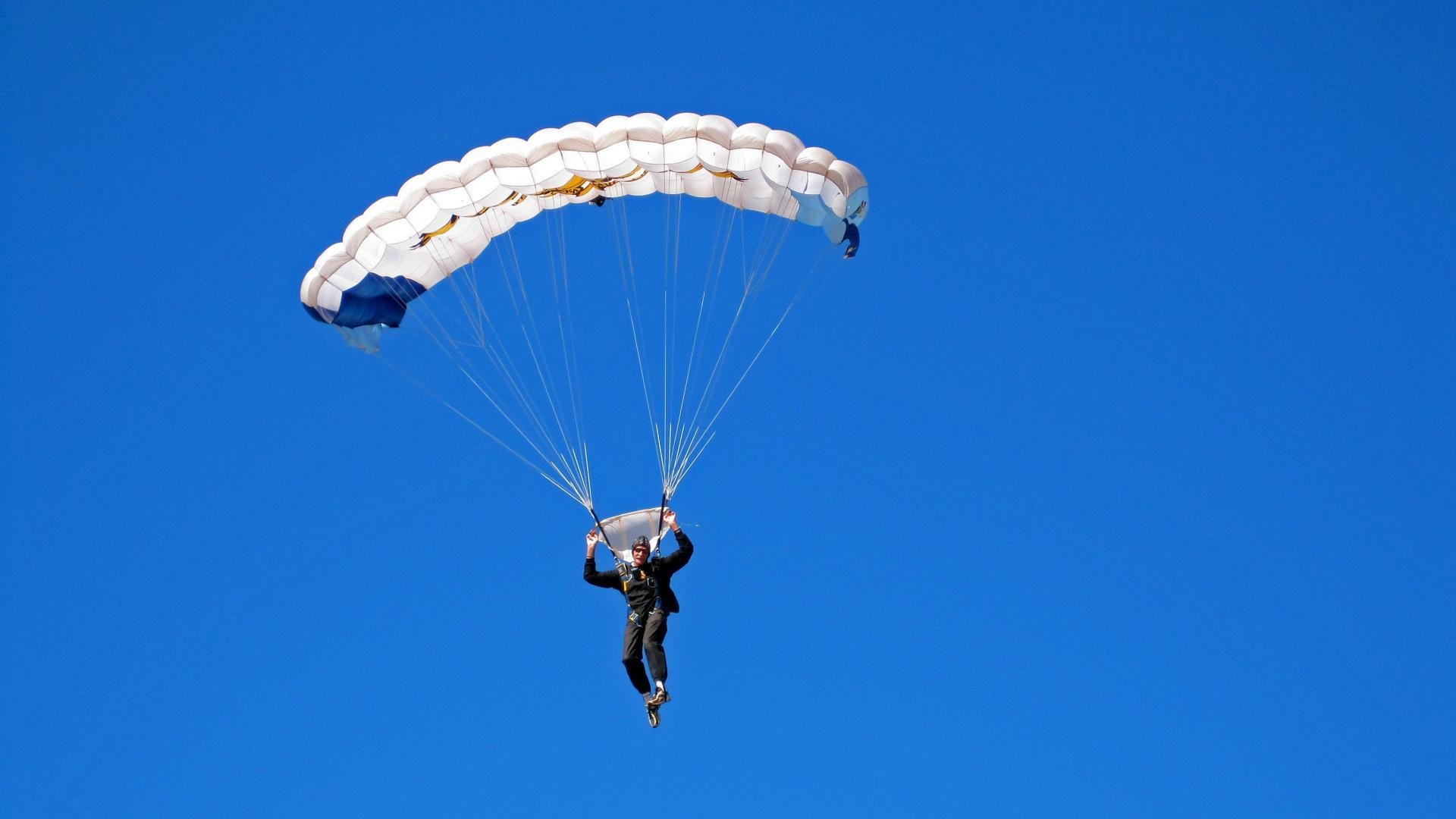 开云体育app-当绿茵场换上赛车服，李刚仁的单圈节奏如何点燃F1之夜