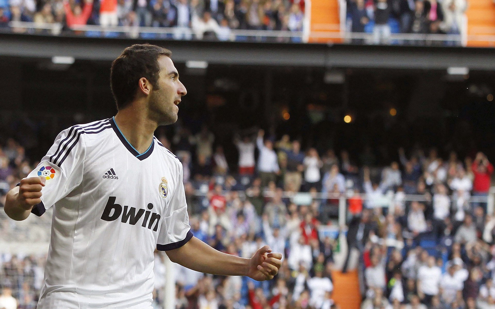 开云体育在线-双塔俯视天山雪，爱德华兹如黑色闪电击穿长空