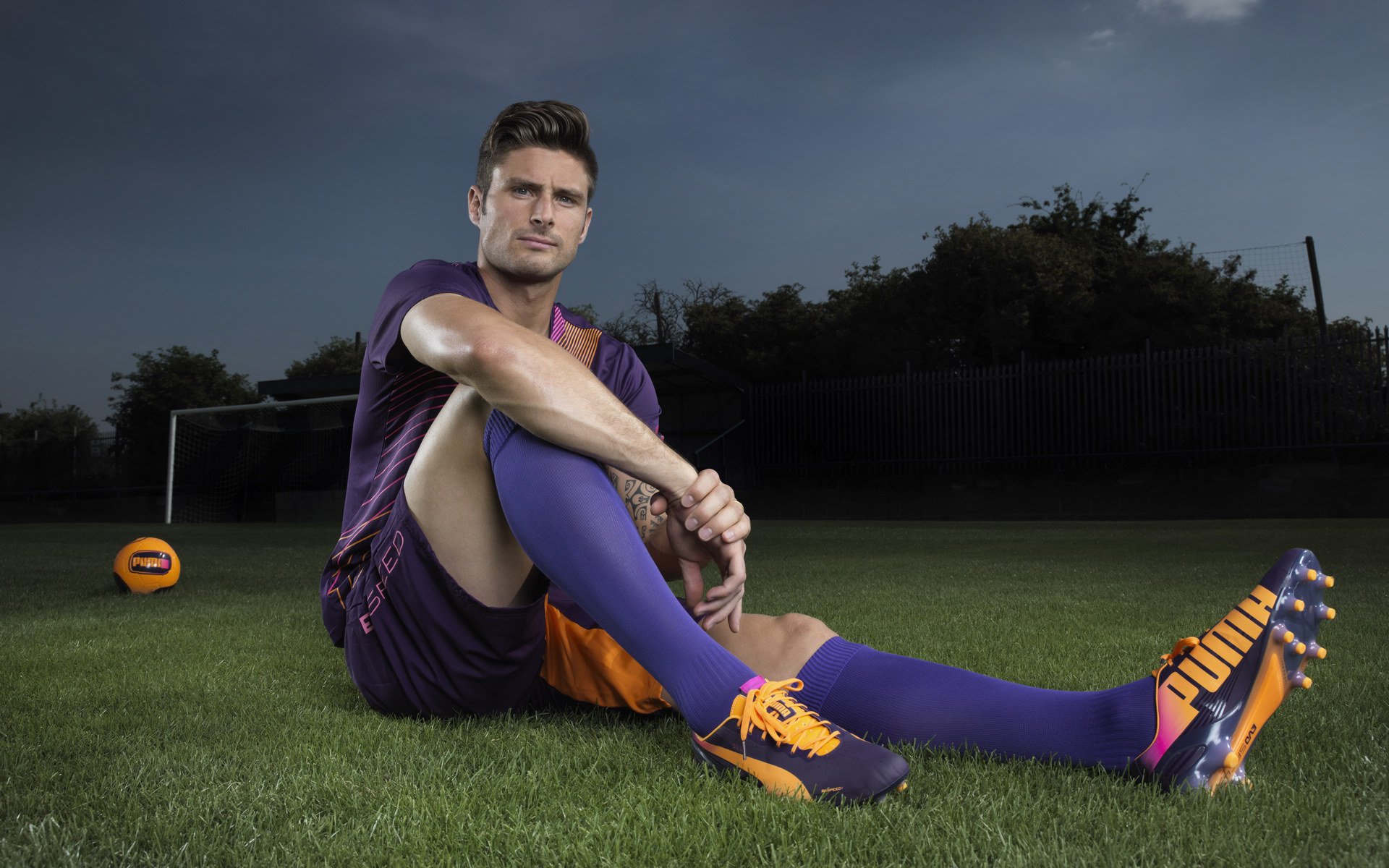 开云体育登录-银色流星撕裂红牛王朝，塞恩斯逆袭点燃巴塞罗那的火焰